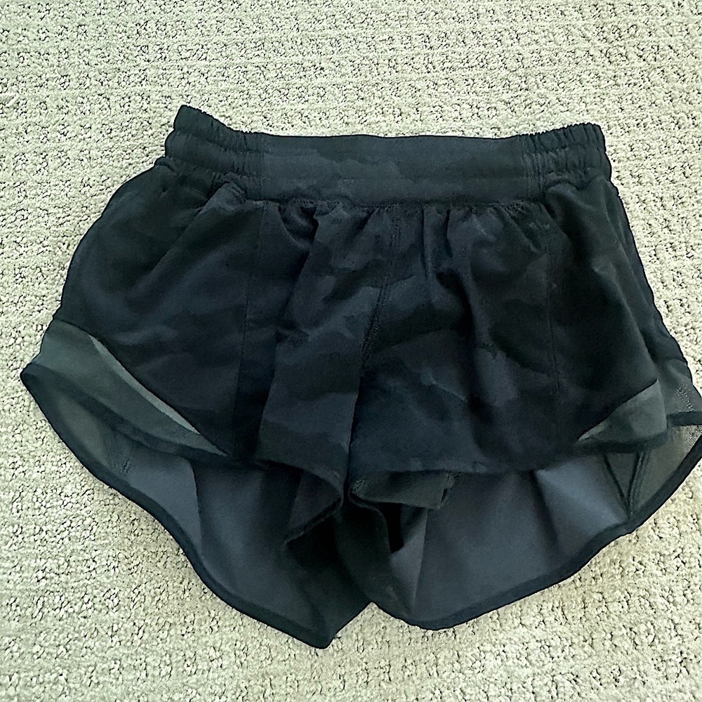 Lululemon Hotty Hot Low-Rise lined short 2.5”